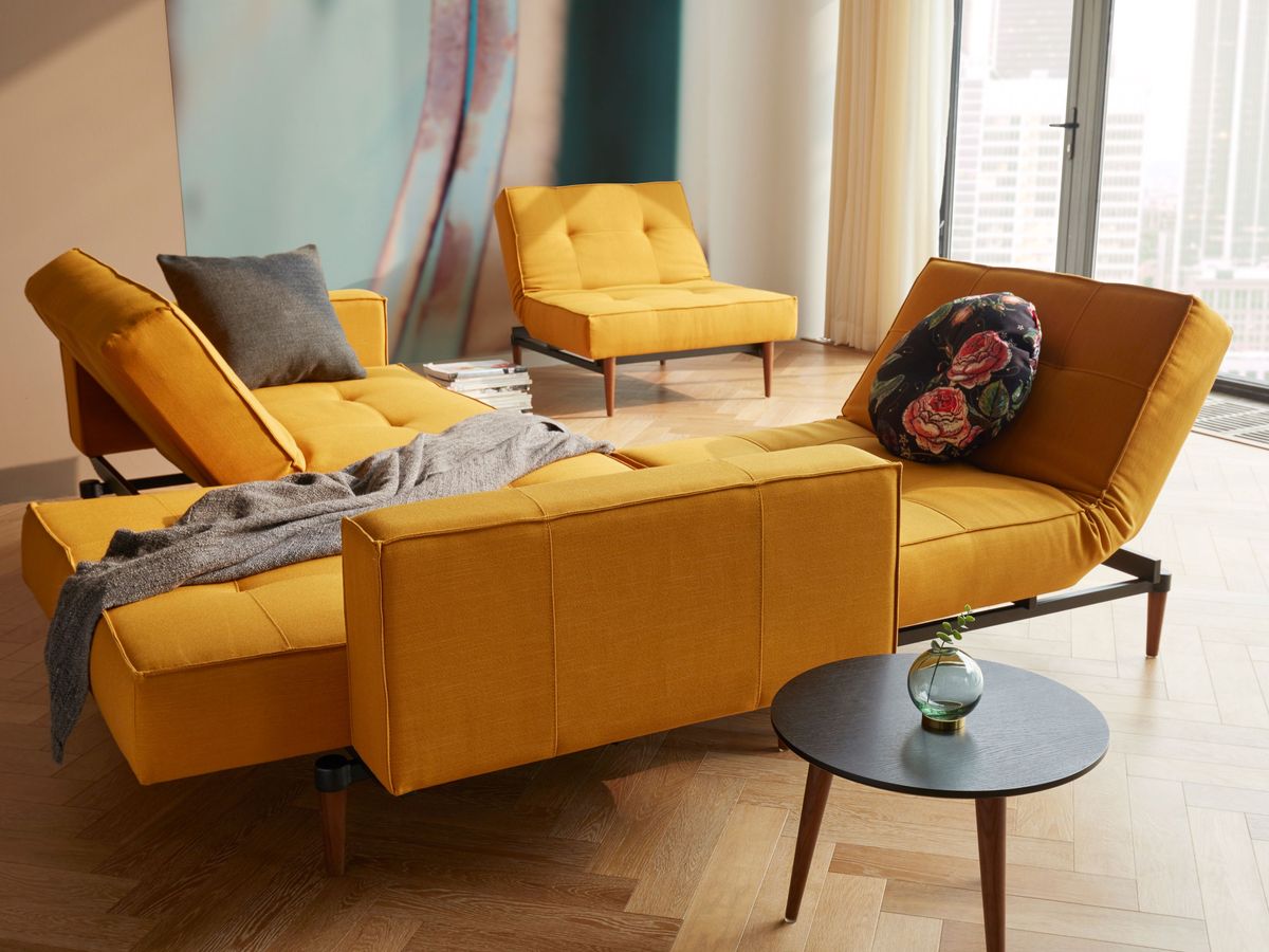 Sofa Splitback by Innovation Living, nogi Styletto, podłokietniki tapicerowane, tkanina 507 Elegance Burned Curry